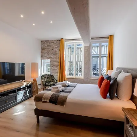 Easy Travel - Charming - Historic Center Apartment *